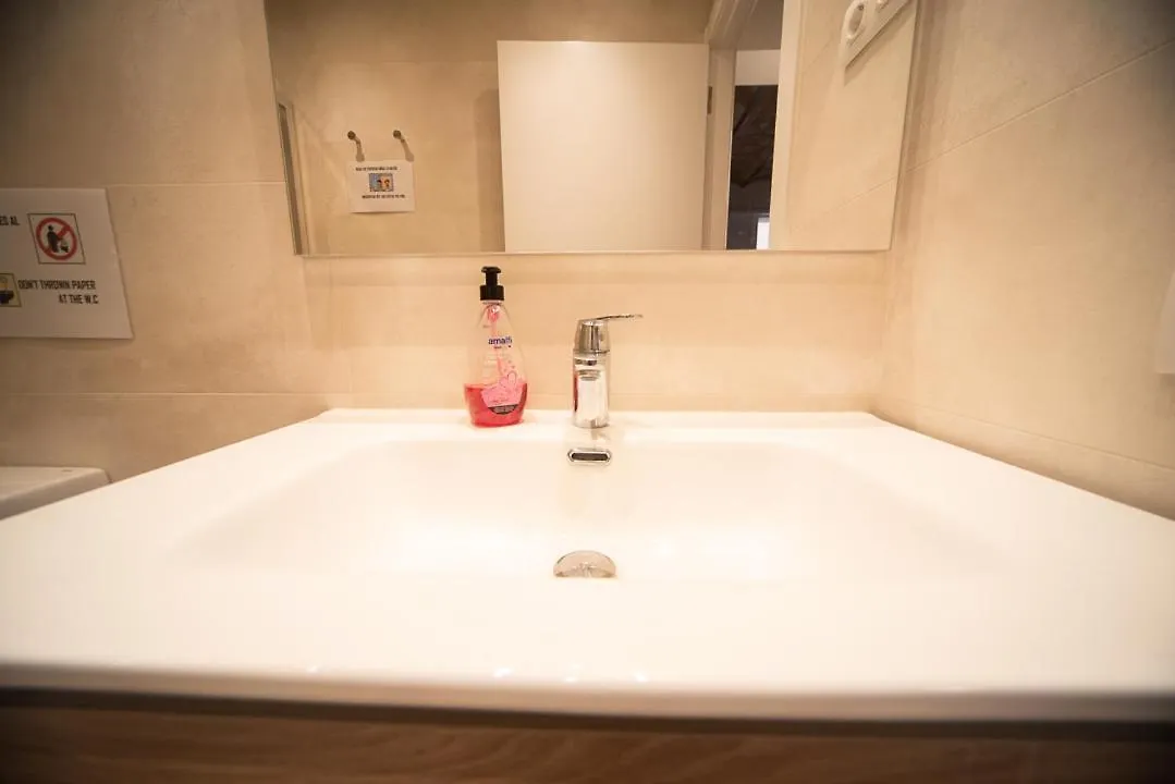 By Universitat Private Rooms Barcelona 0*,