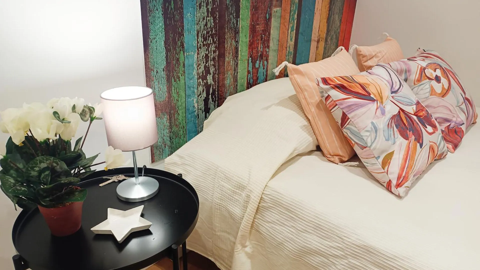 By Universitat Private Rooms Barcelona 0*,  Hiszpania