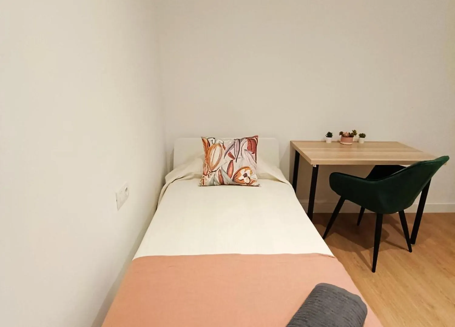 By Universitat Private Rooms Barcelona 0*,  Hiszpania