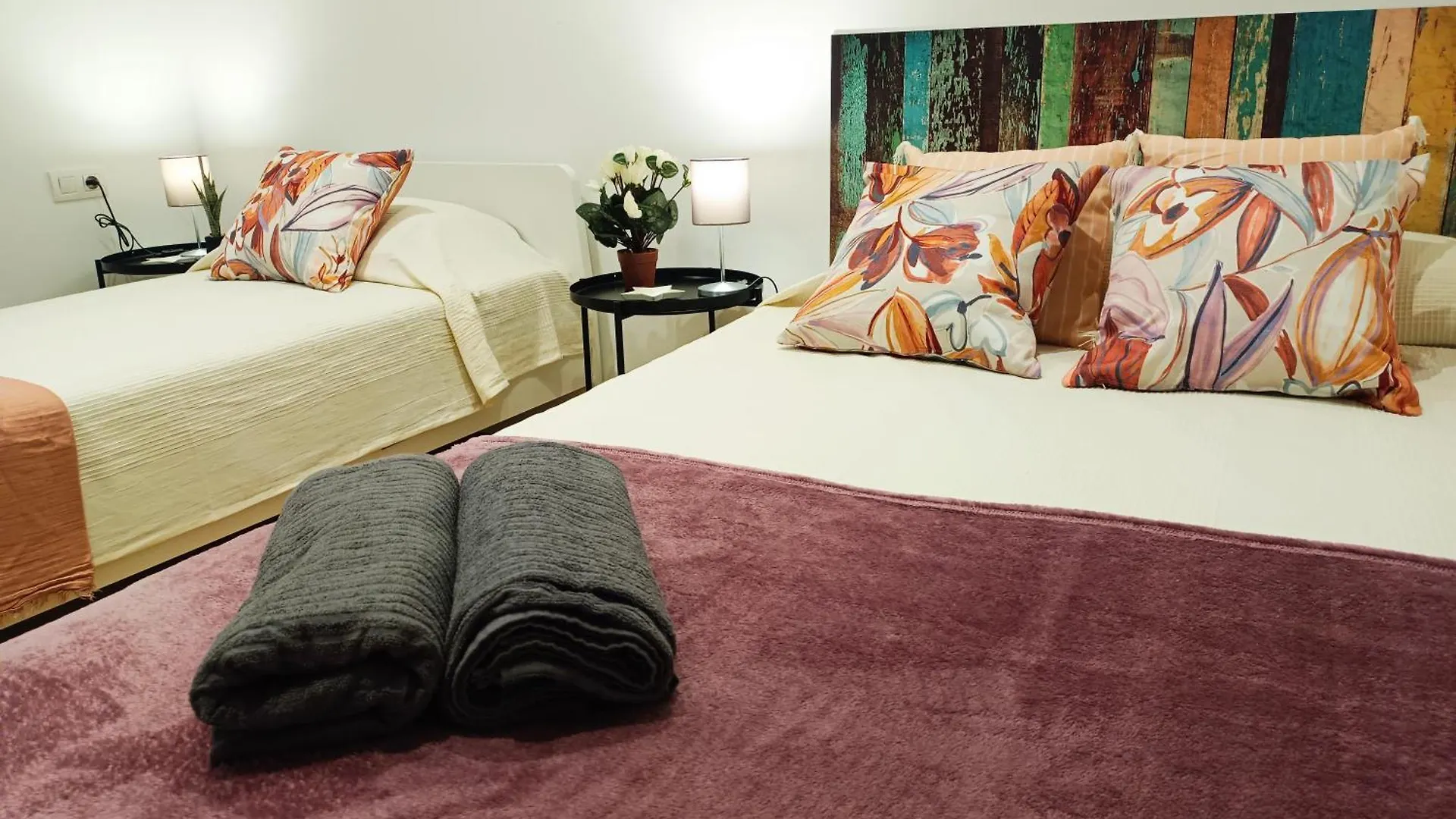By Universitat Private Rooms Barcelona 0*,