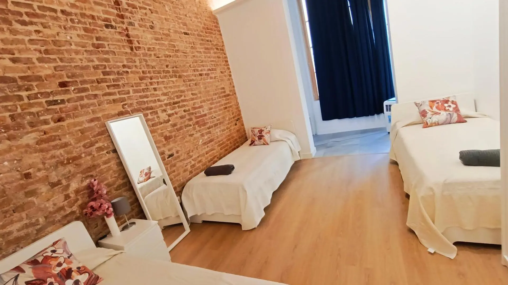 By Universitat Private Rooms Barcelona 0*,