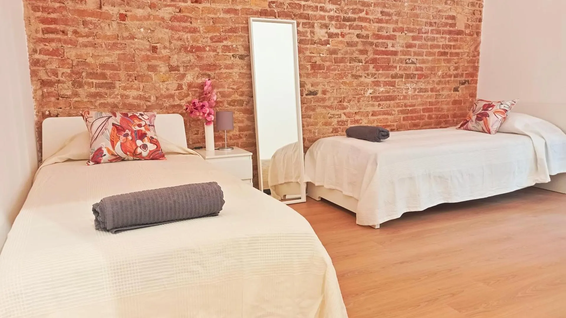By Universitat Private Rooms Barcelona Hostel